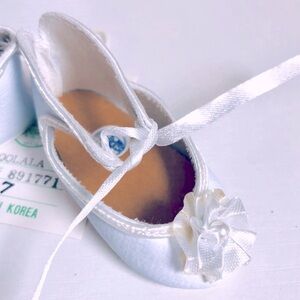 Ankle tie faux leather doll shoes sz 7 white